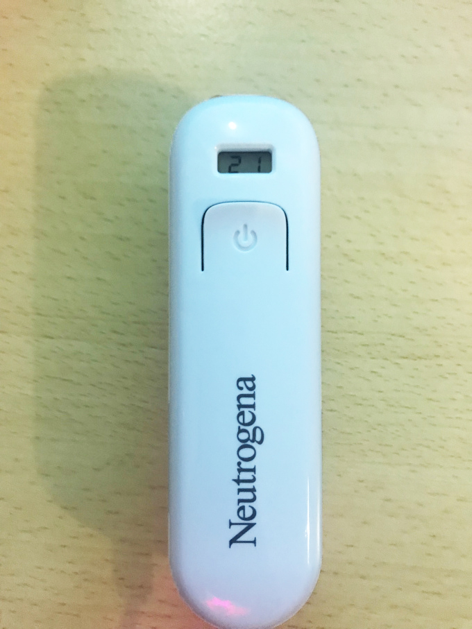 Neutrogena Visibly Clear Light Therapy Acne Mask Kit Catridge